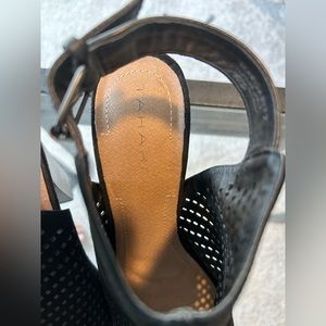 EUC Black Tahari Peep Toe Margaret 2
High Heel Sandal Booties (7.5)